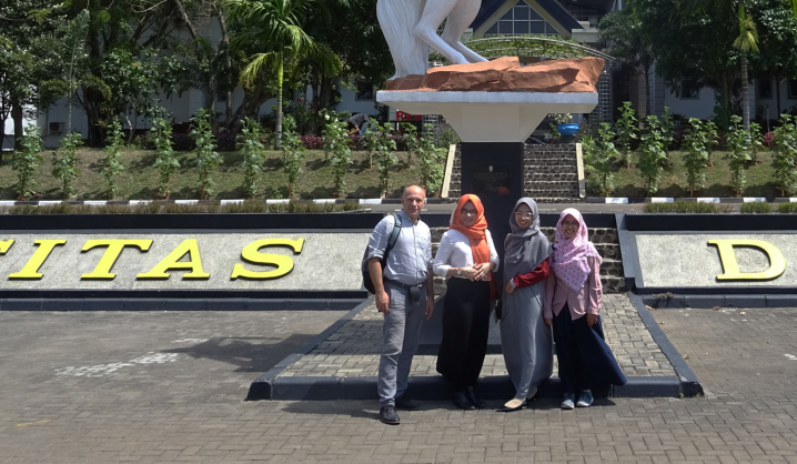 VGTU profesorius skaitė paskaitas Indonezijos universitete
